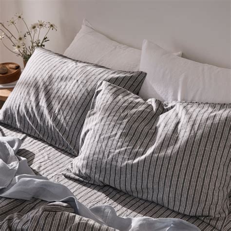 bedding outlet stores online.